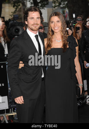 L'acteur anglais Christian Bale et sa femme Sandra Blazic assister à la première européenne de "The Dark Knight Rises" à l'Odéon et cinémas Empire Leicester Square à Londres le 18 juillet 2012. UPI/Paul Treadway Banque D'Images