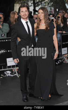 L'acteur anglais Christian Bale et sa femme Sandra Blazic assister à la première européenne de "The Dark Knight Rises" à l'Odéon et cinémas Empire Leicester Square à Londres le 18 juillet 2012. UPI/Paul Treadway Banque D'Images