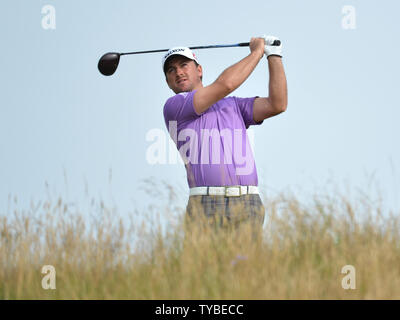 L'Irlande du Nord Graeme Mcdowell lecteurs sur le 11e tee au cours de la troisième série de 'l'Open Championship 2012' à Lytham St Annes, en Angleterre le 21 juillet 2012. UPI/Hugo Philpott Banque D'Images