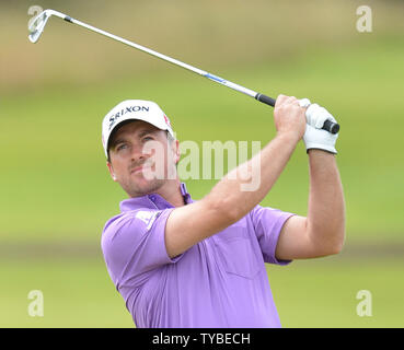 L'Irlande du Nord Graeme Mcdowell durs au cours de la troisième série de 'l'Open Championship 2012' à Lytham St Annes, en Angleterre le 21 juillet 2012. UPI/Hugo Philpott Banque D'Images