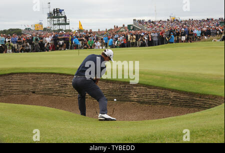 L'Australie Adam Scott hits out du bunker sur le 17ème trou au cours de la quatrième série de 'l'Open Championship 2012' à Lytham St Annes, juillet 22,2012. UPI/Hugo Philpott Banque D'Images