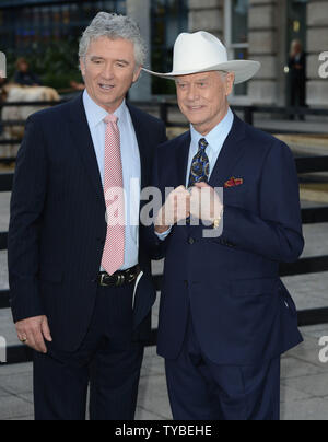 Acteurs américains Patrick Duffy et Larry Hagman assister au lancement de Channel 5, 'Dallas' au Old Billingsgate à Londres le 21 août 2012. Rune Hellestad/UPI Banque D'Images