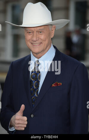 L'acteur américain Larry Hagman assiste au lancement de Channel 5, 'Dallas' au Old Billingsgate à Londres le 21 août 2012. Rune Hellestad/UPI Banque D'Images