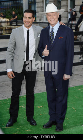 Acteurs américains Jesse Metcalf et Larry Hagman assister au lancement de Channel 5, 'Dallas' au Old Billingsgate à Londres le 21 août 2012. Rune Hellestad/UPI Banque D'Images