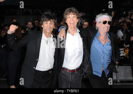 Ronnie Wood, Mick Jagger et Keith Richards, de groupe de rock anglais The Rolling Stones assister à la première de "Crossfire Hurricane" au cours de la 56e BFI London Film Festival, l'Odeon Leicester Square à Londres le 18 octobre 2012. UPI/Paul Treadway.. Banque D'Images