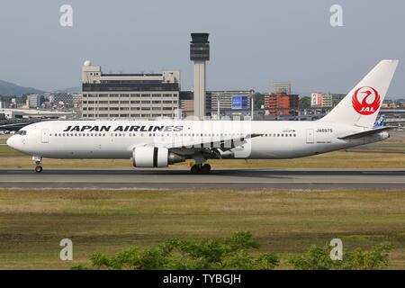 Osaka, Japon - 25. Mai 2014 : Japan Airlines Boeing 767-300 d'Osaka à l'aéroport d'Itami (ITM) au Japon. Dans le monde d'utilisation | Banque D'Images