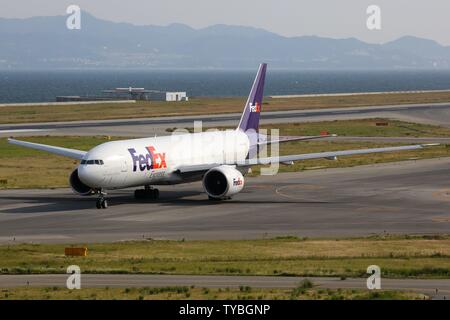 Osaka, Japon - 24. Mai 2014 : FedEx Federal Express Cargo Boeing 777F à l'aéroport d'Osaka (KIX) au Japon. Dans le monde d'utilisation | Banque D'Images