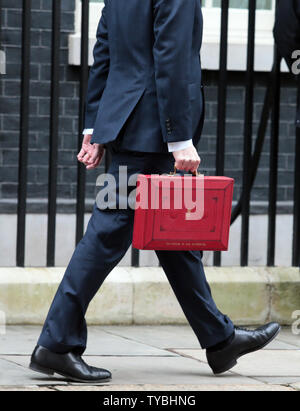 Le ministre des Finances britannique George Osborne a sa boîte d'expédition rouge avant qu'il livre son budget pour les Chambres du Parlement et le pays le 20 mars 2013. Osborne est sous la pression croissante de tous les côtés pour inverser la spirale de l'économie britannique. UPI/Hugo Philpott Banque D'Images