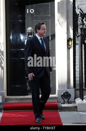 Le Premier ministre britannique David Cameron se prépare à accueillir Son Altesse Khalifa bin Zayed Al Nahyan des Emirats arabes unis au No.10 Downing St au cours de sa visite d'Etat de deux jours au Royaume-Uni le 01 mai 2013. UPI/Hugo Philpott Banque D'Images