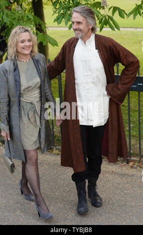 Sinead Cusack actrice britannique et l'acteur Jeremy Irons assister à la 'Serpentine Gallery Summer Party' à la Serpentine Gallery à Londres le 26 juin 2013. UPI/ Rune Hellestad Banque D'Images