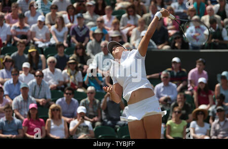 L'Angleterre Laura Robson sert dans son match avec la Nouvelle-Zélande's Marina Erakovic sur la sixième journée des championnats de Wimbledon 2013 à Londres le 29 juin 2013. UPI/Hugo Philpott Banque D'Images