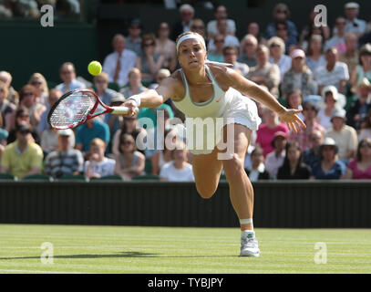 L'Allemagne Sabine Lisicki retourne dans son match contre Agnieszka Radwanska sur dix jours de la 2013 de Wimbledon à Londres le 4 juillet 2013. UPI/Hugo Philpott Banque D'Images