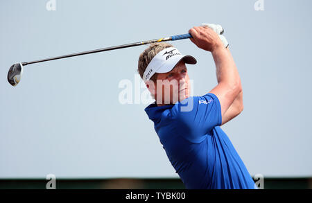 England's Luke Donald durs la balle lors de la dernière ronde de pratique avant le début de l'Open Championship 2013 à Muirfield, en Écosse, le 17 juillet 2013. UPI/Hugo Philpott Banque D'Images