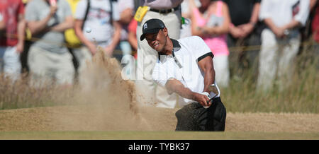 Usa's Tiger Woods joue hors de la casemate au 1er trou sur le premier jour de l'Open Championship 2013 Muirfield en Écosse, le 18 juillet , 2013. UPI/Hugo Philpott Banque D'Images