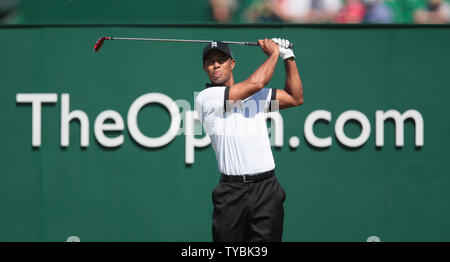 USA's Tiger Woods lors du 1er tee sur le premier jour de l'Open Championship 2013 Muirfield en Écosse, le 18 juillet , 2013. UPI/Hugo Philpott Banque D'Images
