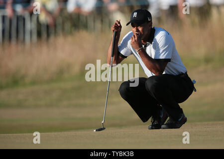 USA's Tiger Woods aligne son putt sur le 18ème green le premier jour de l'Open Championship 2013 Muirfield en Écosse, le 18 juillet , 2013. UPI/Hugo Philpott Banque D'Images