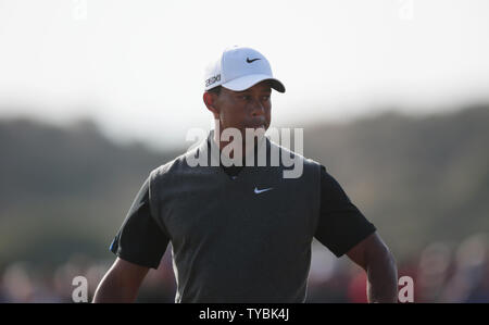 USA's Tiger Woods rate un putt sur le 17e vert sur le troisième jour de l'Open Championship 2013 Muirfield en Écosse, le 20 juillet , 2013. UPI/Hugo Philpott Banque D'Images
