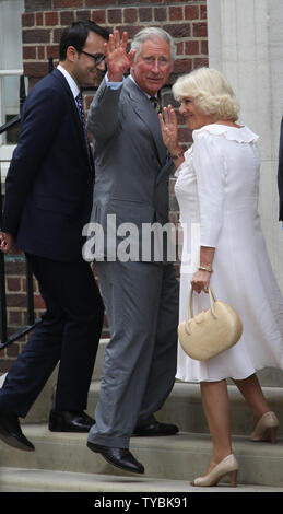 Son Altesse Royale le Prince Charles et son épouse la duchesse de Cornouailles arrive à l'aile Lindo de St.Mary's Hospital pour voir le nouveau bébé garçon à Londres, Angleterre le 23 juillet , 2013.Les radiodiffuseurs et les photographes ont été campé à l'extérieur de l'hôpital depuis 2 Juillet dans anticicpation du nouveau bébé. UPI/Hugo Philpott Banque D'Images