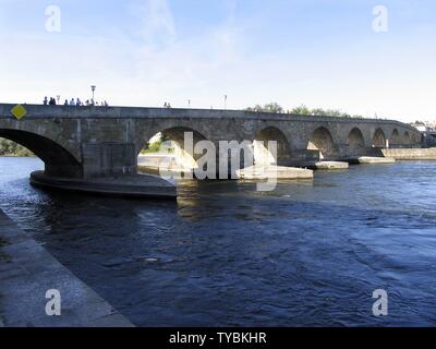 Le pont de pierre de Ratisbonne est de 900 ans et le plus vieux pont préservé si abondamment en Allemagne. À partir de leur temps de la construction de piliers et de arches existent toujours. Regensburg, Allemagne, bavarie, europeDate : Septembre 16, 2011 | dans le monde entier Banque D'Images