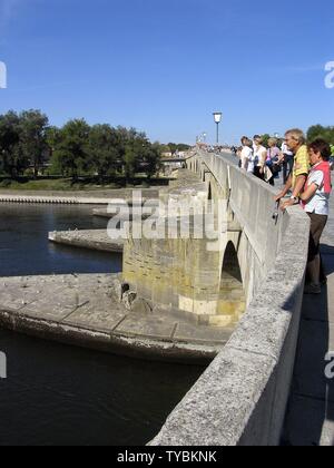 Le pont de pierre de Ratisbonne est de 900 ans et le plus vieux pont préservé si abondamment en Allemagne. À partir de leur temps de la construction de piliers et de arches existent toujours. Regensburg, Allemagne, bavarie, europeDate : Septembre 16, 2011 | dans le monde entier Banque D'Images