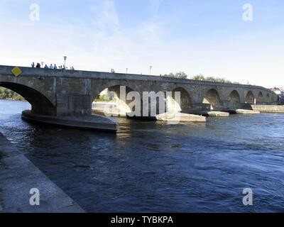 Le pont de pierre de Ratisbonne est de 900 ans et le plus vieux pont préservé si abondamment en Allemagne. À partir de leur temps de la construction de piliers et de arches existent toujours. Regensburg, Allemagne, bavarie, europeDate : Septembre 16, 2011 | dans le monde entier Banque D'Images