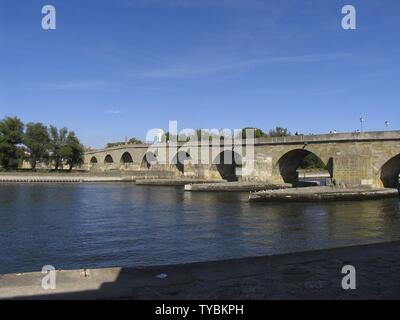 Le pont de pierre de Ratisbonne est de 900 ans et le plus vieux pont préservé si abondamment en Allemagne. À partir de leur temps de la construction de piliers et de arches existent toujours. Regensburg, Allemagne, bavarie, europeDate : Septembre 16, 2011 | dans le monde entier Banque D'Images