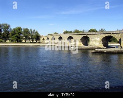 Le pont de pierre de Ratisbonne est de 900 ans et le plus vieux pont préservé si abondamment en Allemagne. À partir de leur temps de la construction de piliers et de arches existent toujours. Regensburg, Allemagne, bavarie, europeDate : Septembre 16, 2011 | dans le monde entier Banque D'Images