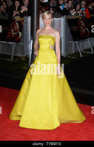 L'actrice américaine Elizabeth Banks assiste à la première mondiale de 'The Hunger Games : Catching Fire" à l'Odeon Leicester Square à Londres le 11 novembre 2013. UPI/Paul Treadway Banque D'Images