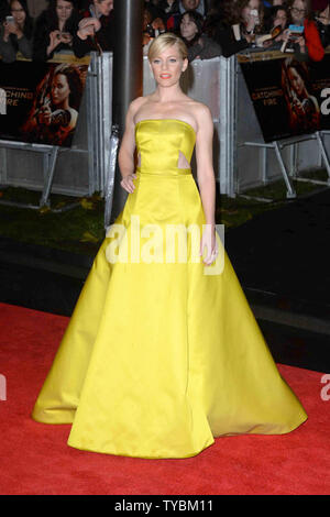 L'actrice américaine Elizabeth Banks assiste à la première mondiale de 'The Hunger Games : Catching Fire" à l'Odeon Leicester Square à Londres le 11 novembre 2013. UPI/Paul Treadway Banque D'Images