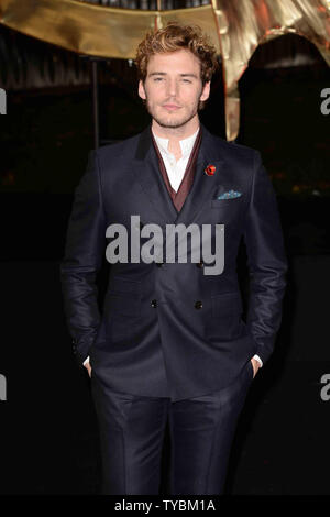 L'acteur anglais Sam Claflin assiste à la première mondiale de 'The Hunger Games : Catching Fire" à l'Odeon Leicester Square à Londres le 11 novembre 2013. UPI/Paul Treadway Banque D'Images