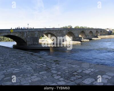 Le pont de pierre de Ratisbonne est de 900 ans et le plus vieux pont préservé si abondamment en Allemagne. À partir de leur temps de la construction de piliers et de arches existent toujours. Regensburg, Allemagne, bavarie, europeDate : Septembre 16, 2011 | dans le monde entier Banque D'Images