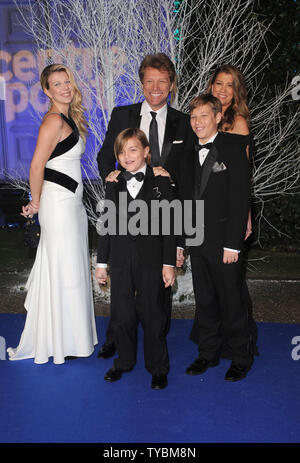 Le chanteur américain Jon Bon Jovi et assister à la famille Hiver Gala de Centerpoint blancs au palais de Kensington à Londres le 26 novembre 2013. UPI/Paul Treadway Banque D'Images