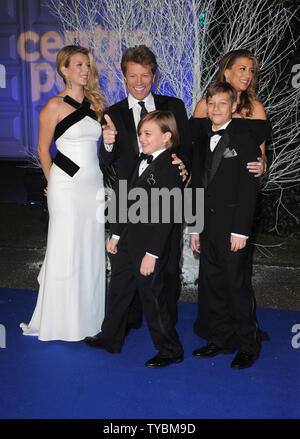 Le chanteur américain Jon Bon Jovi et assister à la famille Hiver Gala de Centerpoint blancs au palais de Kensington à Londres le 26 novembre 2013. UPI/Paul Treadway Banque D'Images