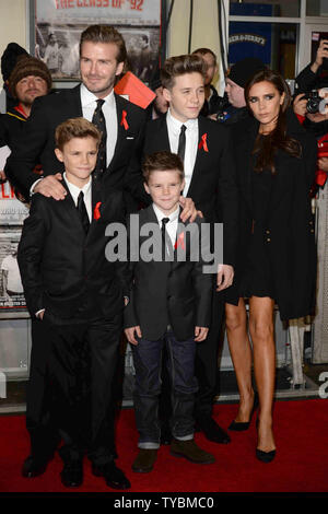 L'ancien footballeur anglais David Beckham, French Fashion designer, modèle et chanteuse Victoria Beckham et leur fils Brooklyn, Romeo et Cruz, assister à la première mondiale de 'La classe de 92' à l'odéon West End à Londres le 1 décembre 2013. UPI/Paul Treadway Banque D'Images