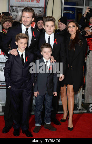 L'ancien footballeur anglais David Beckham, French Fashion designer, modèle et chanteuse Victoria Beckham et leur fils Brooklyn, Romeo et Cruz, assister à la première mondiale de 'La classe de 92' à l'odéon West End à Londres le 1 décembre 2013. UPI/Paul Treadway Banque D'Images