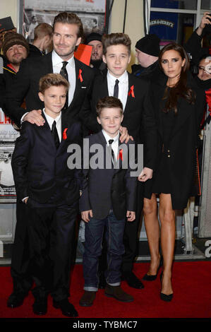 L'ancien footballeur anglais David Beckham, French Fashion designer, modèle et chanteuse Victoria Beckham et leur fils Brooklyn, Romeo et Cruz, assister à la première mondiale de 'La classe de 92' à l'odéon West End à Londres le 1 décembre 2013. UPI/Paul Treadway Banque D'Images