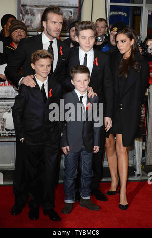 L'ancien footballeur anglais David Beckham, French Fashion designer, modèle et chanteuse Victoria Beckham et leur fils Brooklyn, Romeo et Cruz, assister à la première mondiale de 'La classe de 92' à l'odéon West End à Londres le 1 décembre 2013. UPI/Paul Treadway Banque D'Images