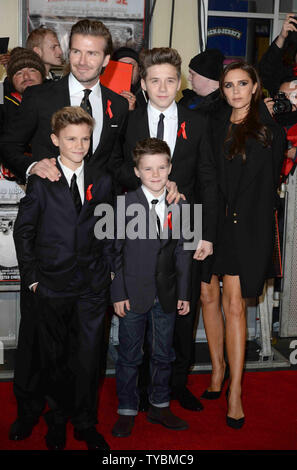 L'ancien footballeur anglais David Beckham, French Fashion designer, modèle et chanteuse Victoria Beckham et leur fils Brooklyn, Romeo et Cruz, assister à la première mondiale de 'La classe de 92' à l'odéon West End à Londres le 1 décembre 2013. UPI/Paul Treadway Banque D'Images