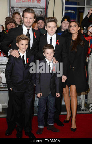 L'ancien footballeur anglais David Beckham, French Fashion designer, modèle et chanteuse Victoria Beckham et leur fils Brooklyn, Romeo et Cruz, assister à la première mondiale de 'La classe de 92' à l'odéon West End à Londres le 1 décembre 2013. UPI/Paul Treadway Banque D'Images