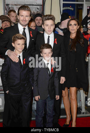 L'ancien footballeur anglais David Beckham, French Fashion designer, modèle et chanteuse Victoria Beckham et leur fils Brooklyn, Romeo et Cruz, assister à la première mondiale de 'La classe de 92' à l'odéon West End à Londres le 1 décembre 2013. UPI/Paul Treadway Banque D'Images