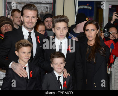 L'ancien footballeur anglais David Beckham, French Fashion designer, modèle et chanteuse Victoria Beckham et leur fils Brooklyn, Romeo et Cruz, assister à la première mondiale de 'La classe de 92' à l'odéon West End à Londres le 1 décembre 2013. UPI/Paul Treadway Banque D'Images