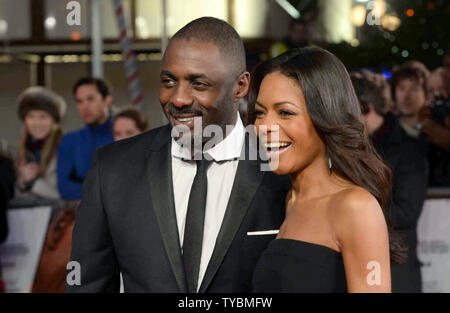 L'acteur anglais Idris Elba et actrice anglaise Naomie Harris assister à la Royal film performance de 'Mandela : longue marche vers la liberté" à l'Odeon Leicester Square à Londres le 5 décembre 2013. UPI/Paul Treadway Banque D'Images