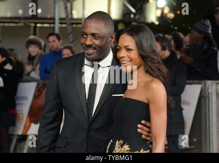 L'acteur anglais Idris Elba et actrice anglaise Naomie Harris assister à la Royal film performance de 'Mandela : longue marche vers la liberté" à l'Odeon Leicester Square à Londres le 5 décembre 2013. UPI/Paul Treadway Banque D'Images