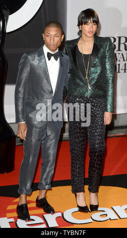 Auteur-compositeur-interprète américain Pharrell Williams et son épouse Helen Lasichanh assister à la Brit Awards 2014 à l'O2 Arena de Londres le 19 février 2014. UPI/Paul Treadway Banque D'Images