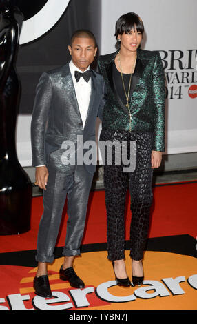 Auteur-compositeur-interprète américain Pharrell Williams et son épouse Helen Lasichanh assister à la Brit Awards 2014 à l'O2 Arena de Londres le 19 février 2014. UPI/Paul Treadway Banque D'Images