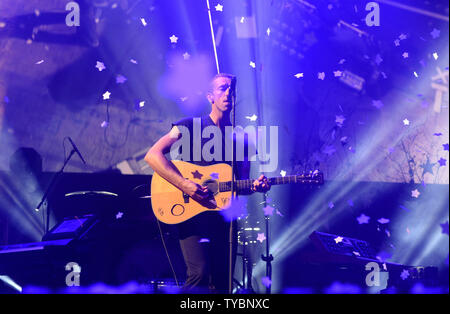 Chris Martin du groupe de rock britannique Coldplay effectue en direct durant BBC Radio 1's Big Weekend à Glasgow le 24 mai 2014. UPI/Paul Treadway Banque D'Images