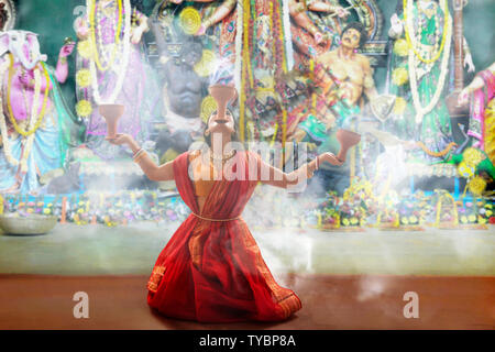 Les femmes Bengali Dhunuchi La danse à l'occasion de Durga Puja Banque D'Images