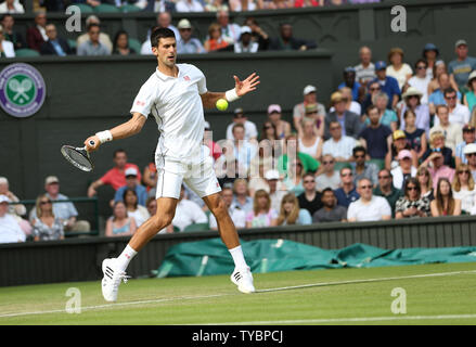 De la Serbie de Novak Djokovic en action lors de son match contre le tchèque Radek Stepanek sur trois jours de la 2014 de Wimbledon à Londres le 25 juin 2014. UPI/Hugo Philpott Banque D'Images