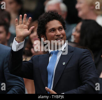 Cricketer Sachin Tendulkar regarde le tennis du Royal fort sur la sixième journée des championnats de Wimbledon 2014 à Londres le 28 juin 2014. UPI/Hugo Philpott Banque D'Images