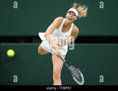 Maria Sharapova la Russie renvoie la balle dans son match contre l'Américain Alison Riske sur la sixième journée des championnats de Wimbledon 2014 à Londres le 28 juin 2014.Nadal a remporté le match 6-3, 6-0. UPI/Hugo Philpott Banque D'Images